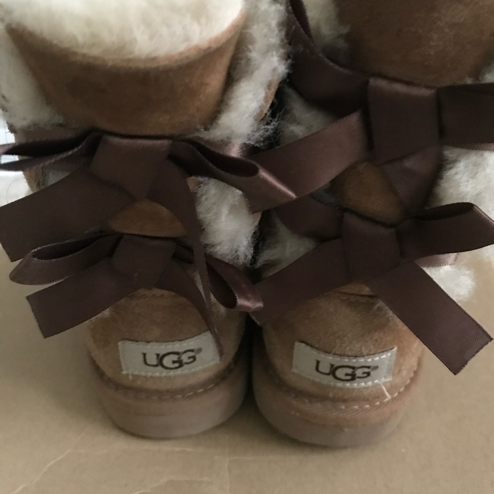 UGG Girls Tan Bailey Bow - size 3